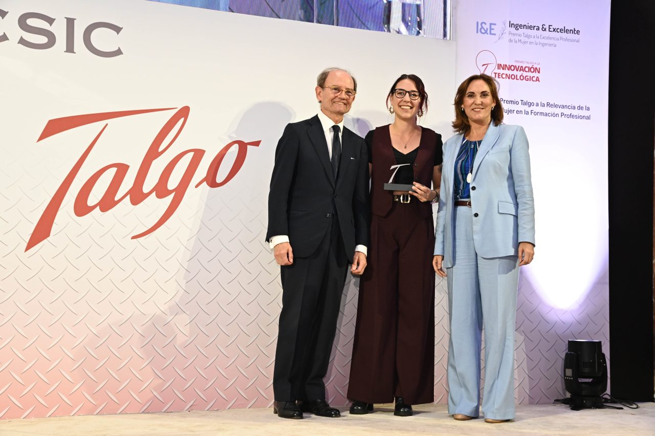 El presidente de Talgo, Carlos Palacio (i), junto a la ganadora del Premio Talgo a la Relevancia de la Mujer en la FP, Sandra Sacristán Ramírez (c) y la secretaria general de Formación Profesional, Clara Sanz.